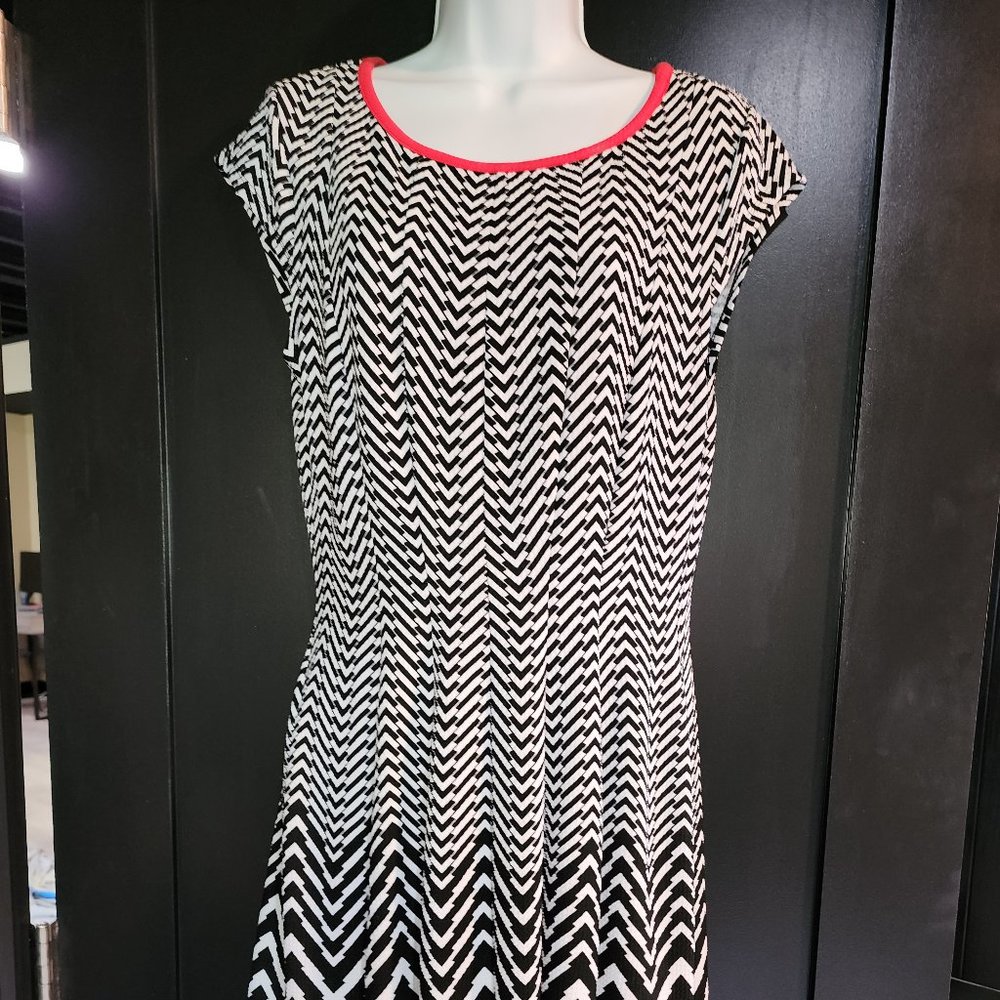 Signature by Robbie Bee Black, White & Coral Dress Sz M NWT